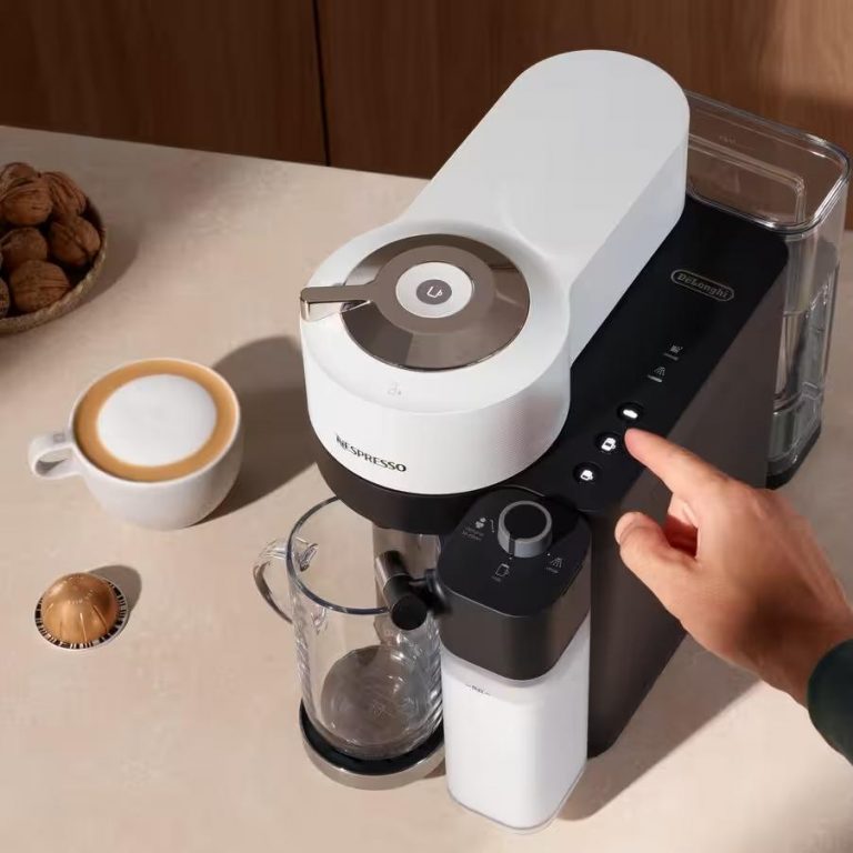 Macchina da caffè De'Longhi con tasti di controllo e bicchiere per preparare bevande calde.